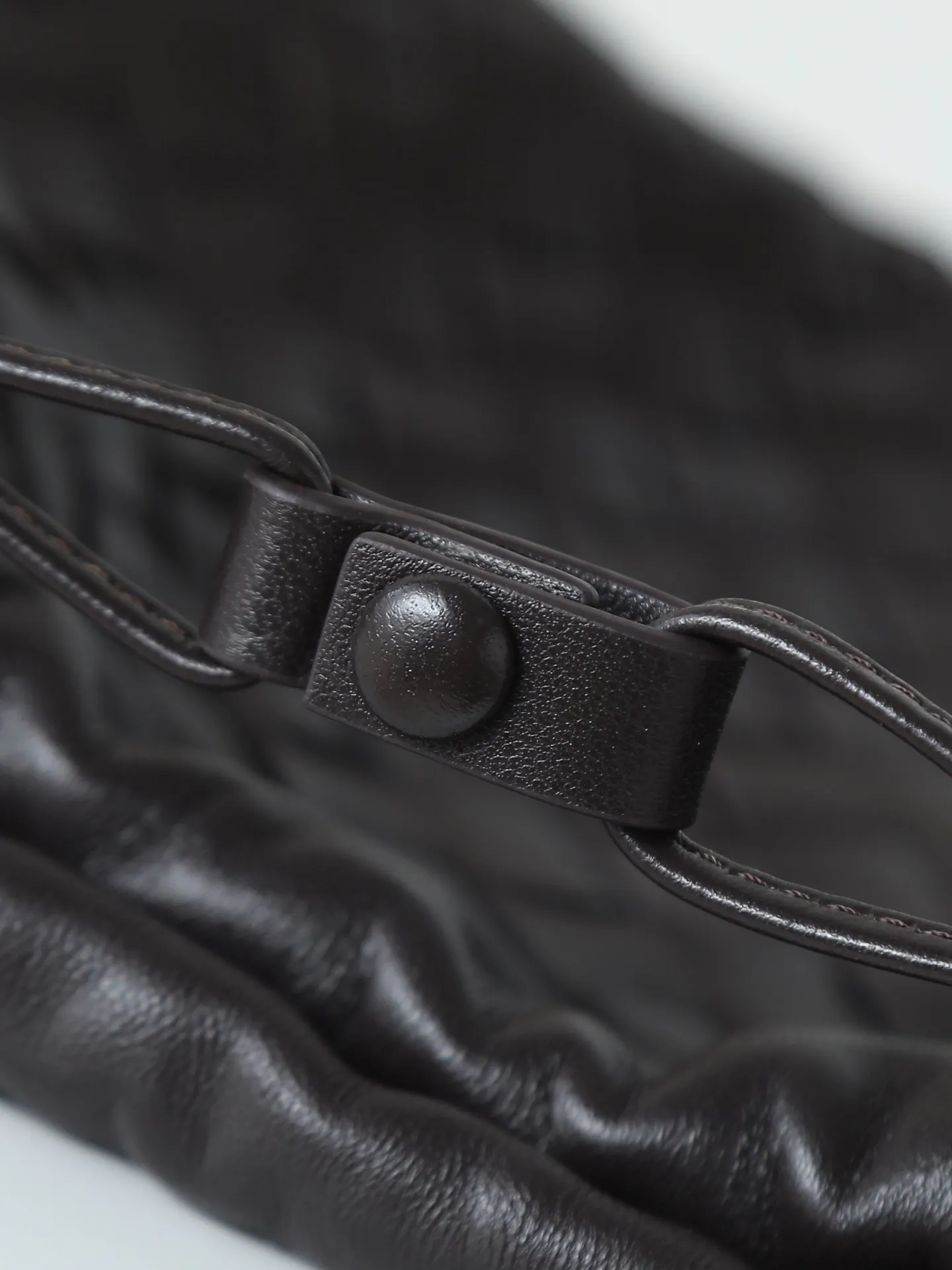 p1600. BOTTEGA VENETA 2025 new women's Dustbag Notte clutch. Dustbag, which has been very popular since its launch, has a chain clause! ! The hand-carrying method is reminiscent of the classic bag type Pouch , light and elegant, the retained drawstring design can be used as a bag, and the chain is longer, which is very suitable for sisters who like to carry their hands cross-body with their hands free. No matter which way you carry it, you can change the way you carry it according to the occasion and your mood of the day, which can make the overall outfit more fashionable🪄🪄The body of the bag has also been widened. It is the rainy season and the weather is hot, so it can easily accommodate small umbrellas and water bottles. The interior is made of nylon, which is light and comfortable to carry, and is very suitable for summer use. Style number: 839394 Size: 33*19*8cm